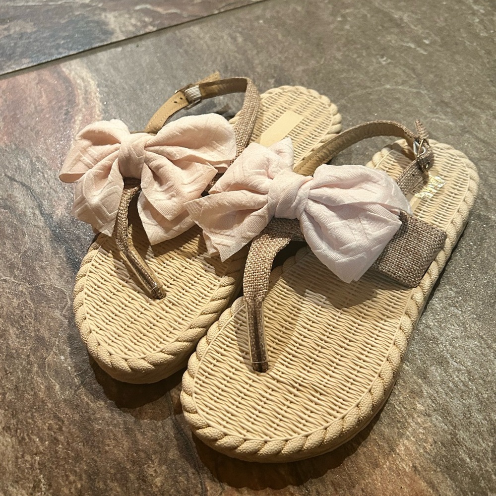 Sandals Sz 7 cream with bow flip flop